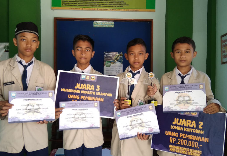 SMPIT Smart Cendekia Juarai Lomba Khitobah dan LCC Islam