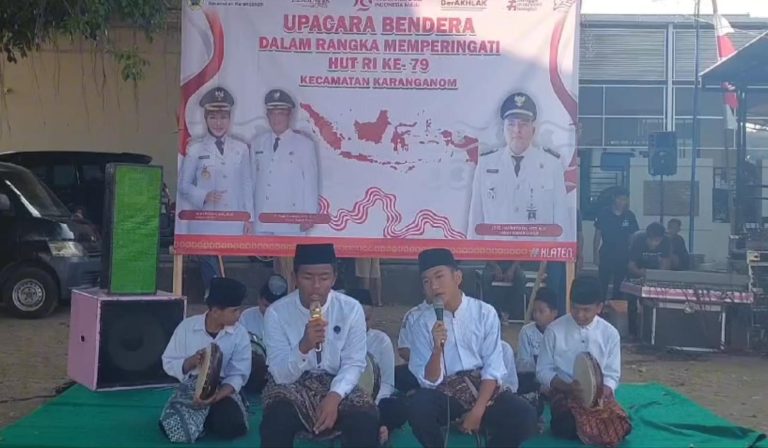 PENAMPILAN MEMUKAU TIM HADROH SMPIT SMART CENDEKIA PADA MOMENT HUT RI KE 79 DI KECAMATAN KARANGANOM